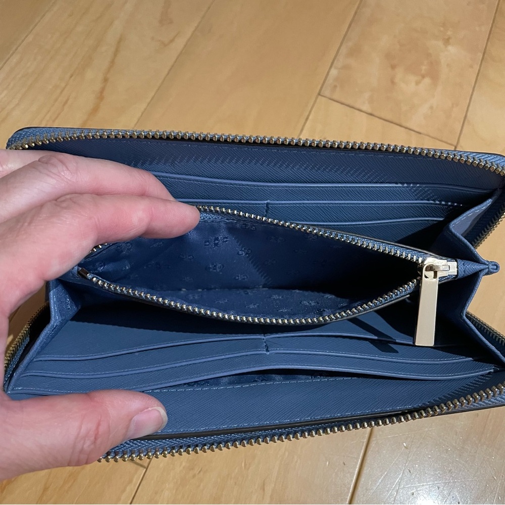 Tory Burch cornflower blue wallet - Picture 4 of 4